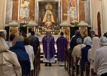 Misa funeral por el Papa Francisco en la parroquia de San Jaime Apóstol