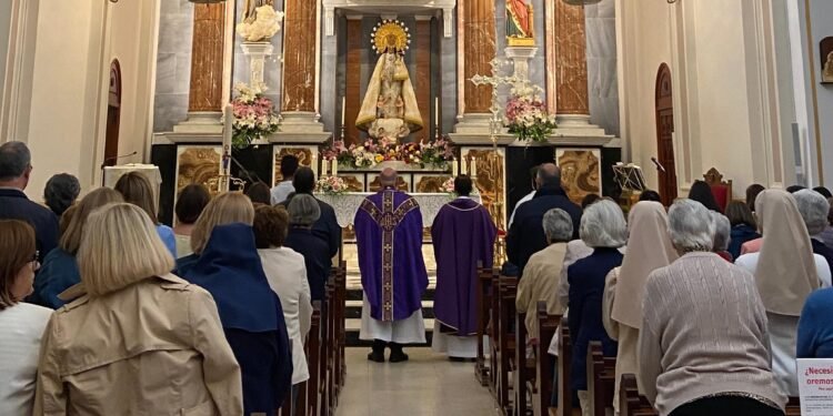 Misa funeral por el Papa Francisco en la parroquia de San Jaime Apóstol