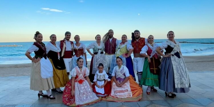La Agrupación Folklórica de Moncada actúa este domingo en el Mercat Vell