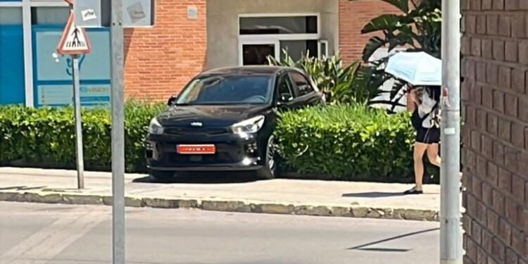 Un coche estacionado sin freno se desliza por un desnivel y se empotra en un parque