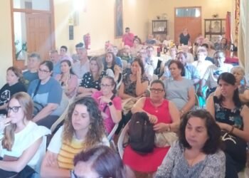 Deu setmanes de parelles lingüístiques a Montcada per a conversar en valencià