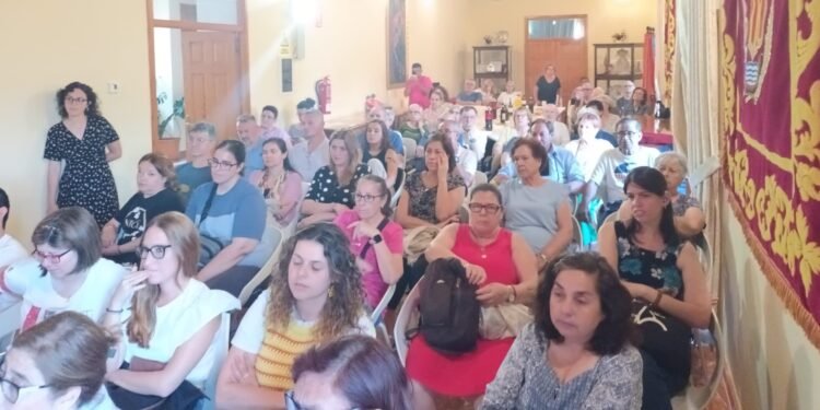 Deu setmanes de parelles lingüístiques a Montcada per a conversar en valencià