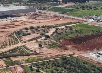 La gran balsa hallada en la villa romana del Pouatxo junto a Edwards a vista de dron