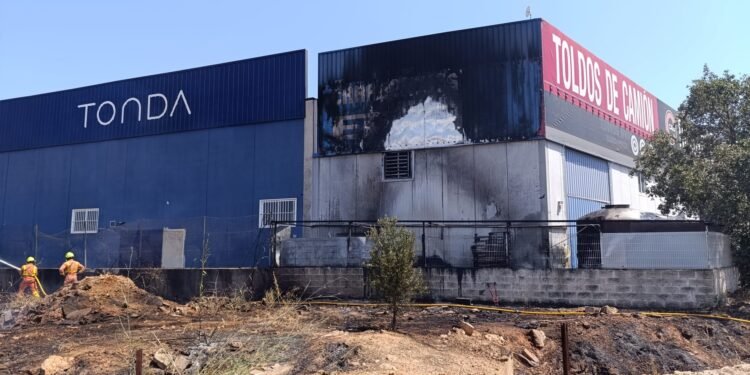 Un incendio de matorrales en el polígono 3 daña la fachada de una fábrica de toldos