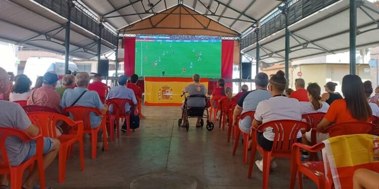 Pantalla gigante en el Mercat Vell para ver la final de la Eurocopa España-Inglaterra