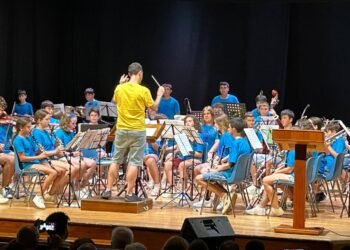 El públic plena de gom a gom el concert de l’escola d’estiu musical Emergents