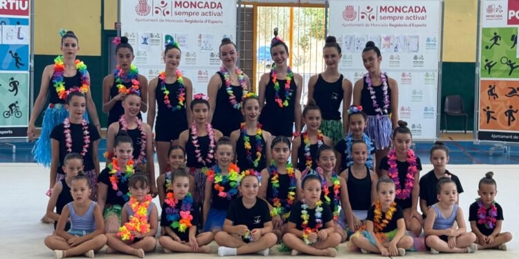 Exhibición del club de Gimnasia Rítmica de Moncada en el festival de fin de curso