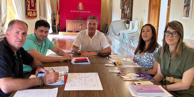 Moncada activa el refuerzo de limpieza viario y baldeo de calles durante las fiestas