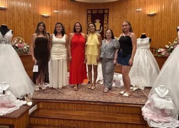 Muestran los vestidos de la Reina y damas