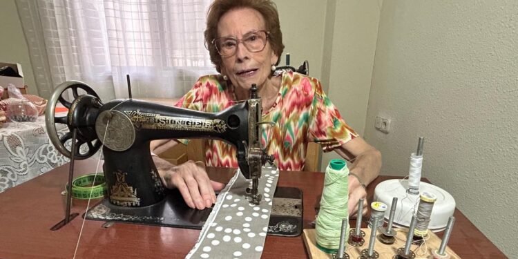 Remedio «la raixa», la costurera de les Eres
