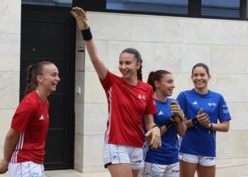 Hui raspall femení al carrer de Bétera i Nit Estellés amb el grup Faixa i Titana