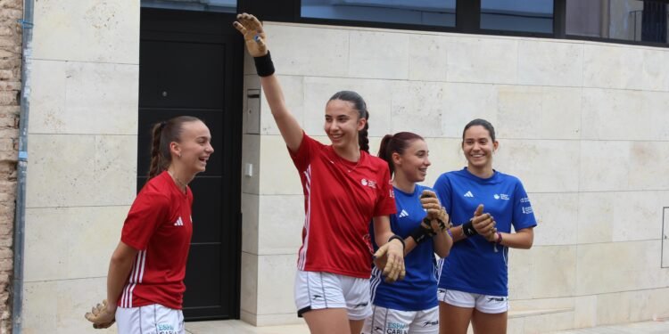 Hui raspall femení al carrer de Bétera i Nit Estellés amb el grup Faixa i Titana
