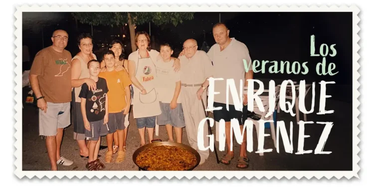 Entrevista a Enrique Giménez. Enrique posa con la familia delante de una paella.