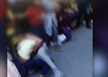 Graban una pelea entre menores en la zona de la estación de metro en Moncada