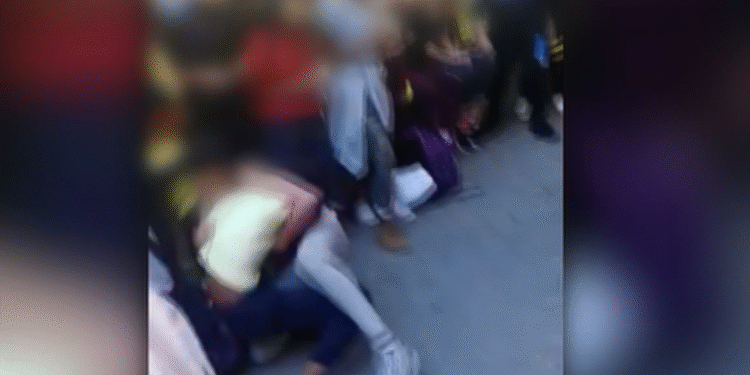 Graban una pelea entre menores en la zona de la estación de metro en Moncada