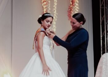 La noche mágica de María Roca Medina y su corte de honor en imágenes