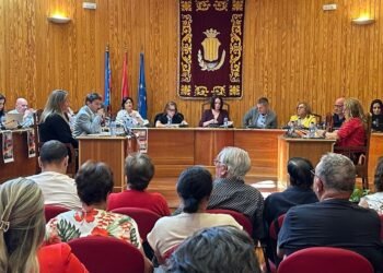 PSOE y Compromís rechazan reprobar al edil de fiestas en un pleno tenso