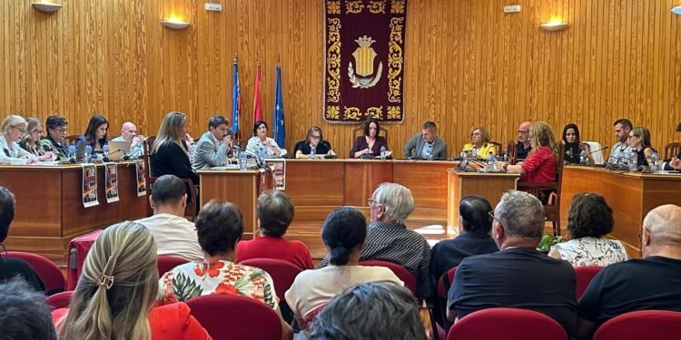 PSOE y Compromís rechazan reprobar al edil de fiestas en un pleno tenso