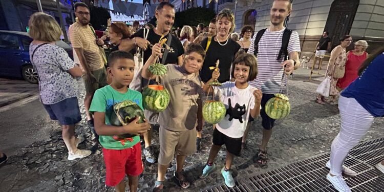 Una cercavila de fanalets il·lumina la nit d’estiu als carrers de Montcada