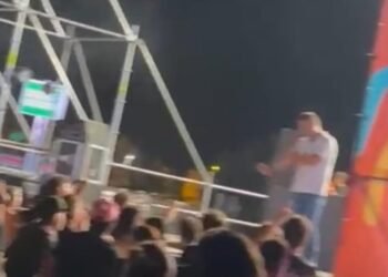 Los gritos de «Sánchez hijo de puta» y «Mazón dimisión» enturbian las fiestas