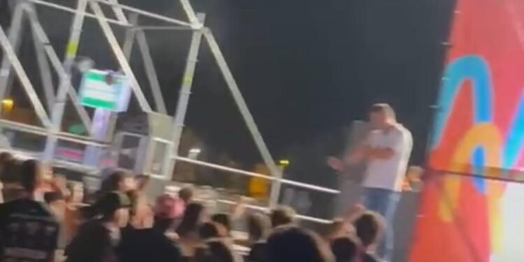 Los gritos de «Sánchez hijo de puta» y «Mazón dimisión» enturbian las fiestas