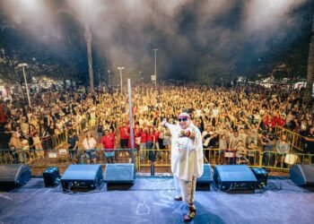 King África se proclama en Moncada rey emérito de la verbena y la charanga