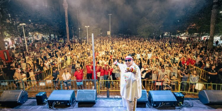 King África se proclama en Moncada rey emérito de la verbena y la charanga