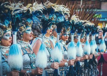 La masiva afluencia de público marca un nuevo rumbo en los Moros y Cristianos