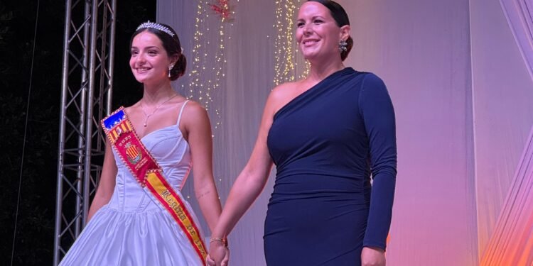 María Roca Medina i la seua cort d’honor ja reina en les Festes Patronals de 2025