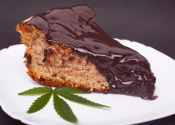 La policía local asiste a una joven intoxicada tras tomar pastel de marihuana