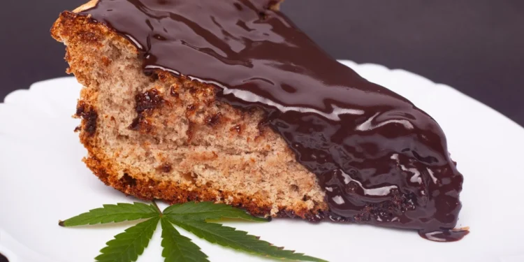 La policía local asiste a una joven intoxicada tras tomar pastel de marihuana