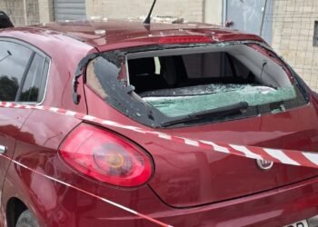 La caída de cascotes de un edificio de la Generalitat daña un vehículo