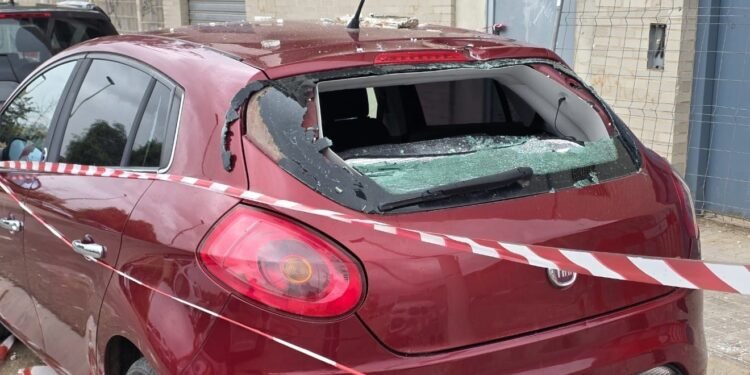 La caída de cascotes de un edificio de la Generalitat daña un vehículo