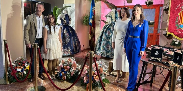 Maria, verde océano y Paula, azul marino desvelan sus trajes de falleras mayores