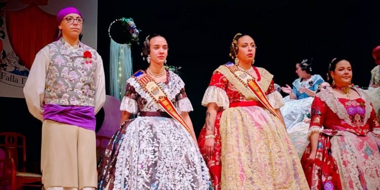 L’Avinguda presenta a les seues falleres majors Tais Rios i Antonella Moscoso