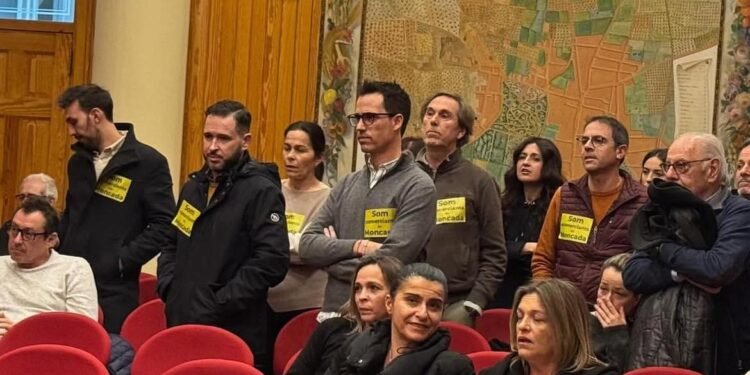 Los comerciantes llevan su protesta por el retraso de los bonos comercio al pleno