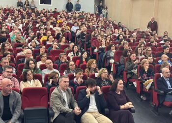 Edwards explica a los vecinos la factoría de Moncada en un ambiente de expectación