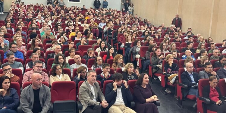 Edwards explica a los vecinos la factoría de Moncada en un ambiente de expectación