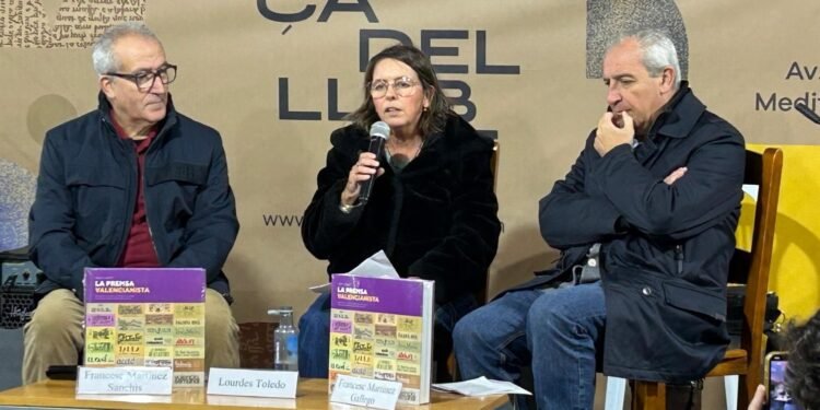 La plaça del llibre acull la presentació de l’obra ‘la premsa valencianista 1837-1977’