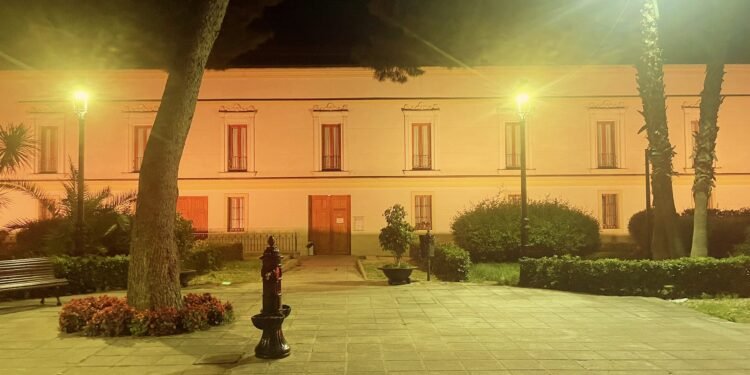 Montcada il·lumina de groc la façana de l’ajuntament pel Dia de l’espina Bífida