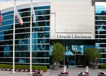 Edwards explica su factoría de Moncada a los vecinos en una cita de puertas abiertas