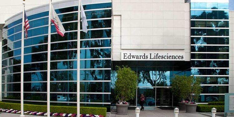 Edwards explica su factoría de Moncada a los vecinos en una cita de puertas abiertas