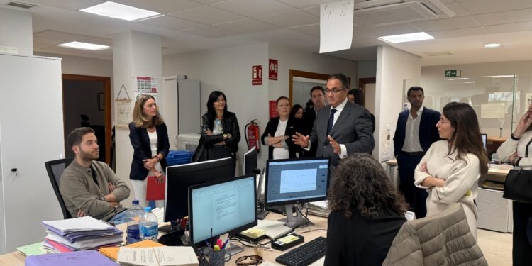 La Consellera de Justicia, Nuria Martínez visita la sede judicial de Moncada