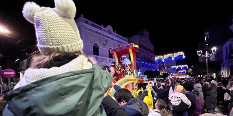Más de 3.000 personas desafían al frío en la Cabalgata de los Reyes Magos