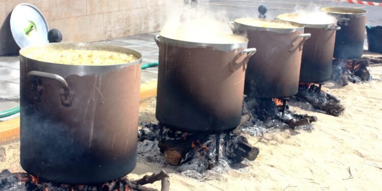 Moncada volverá a repartir 2.000 raciones de caldera tras las quejas por mala calidad