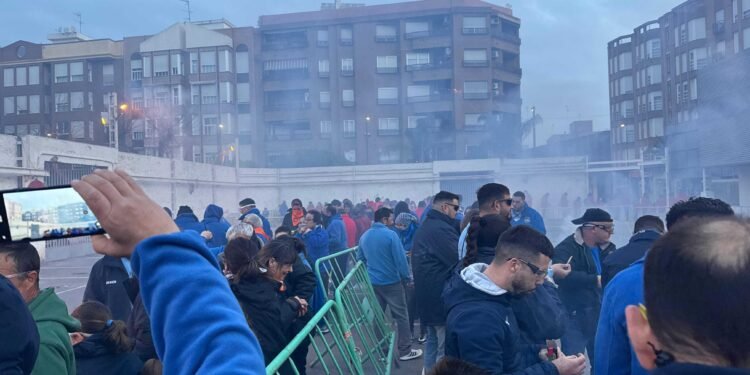 Una multitudinaria despertà con 4.000 trons de bac marca el inicio de las fallas