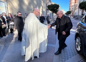 El Arzobispo muestra cercanía con la comunidad parroquial en su visita pastoral