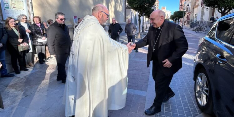 El Arzobispo muestra cercanía con la comunidad parroquial en su visita pastoral