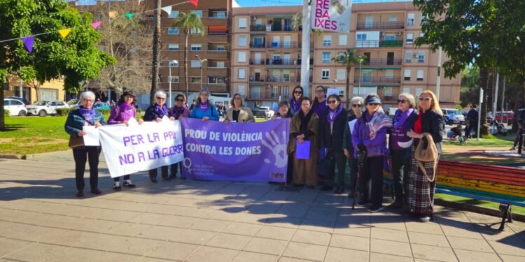 Concentració del Col·lectiu de Dones Femenistes contra la violència de gènere