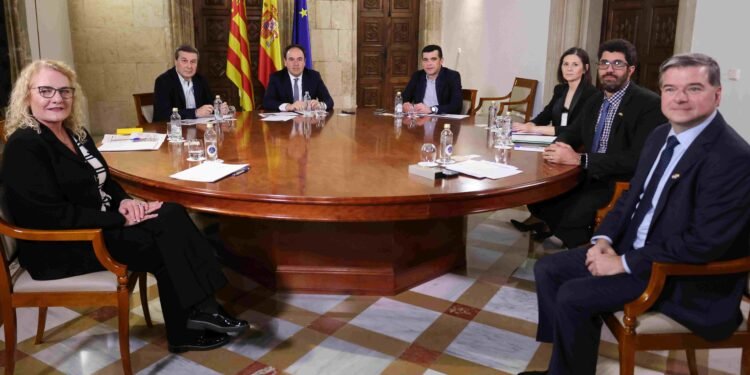 Pérez Llorca aborda con directivos Edwards las obras de la planta de Moncada